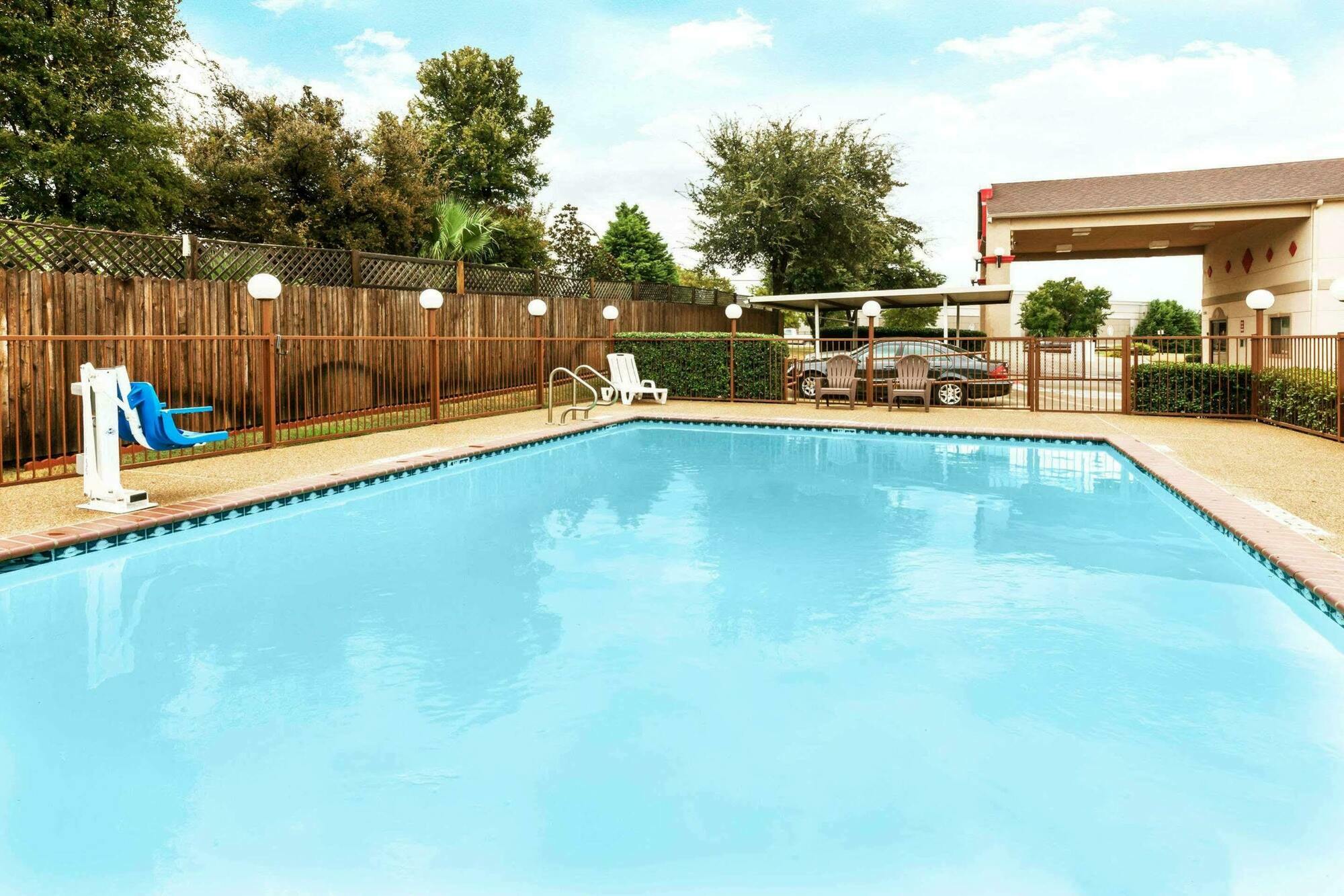 Super 8 By Wyndham Arlington East Hotel Exterior photo