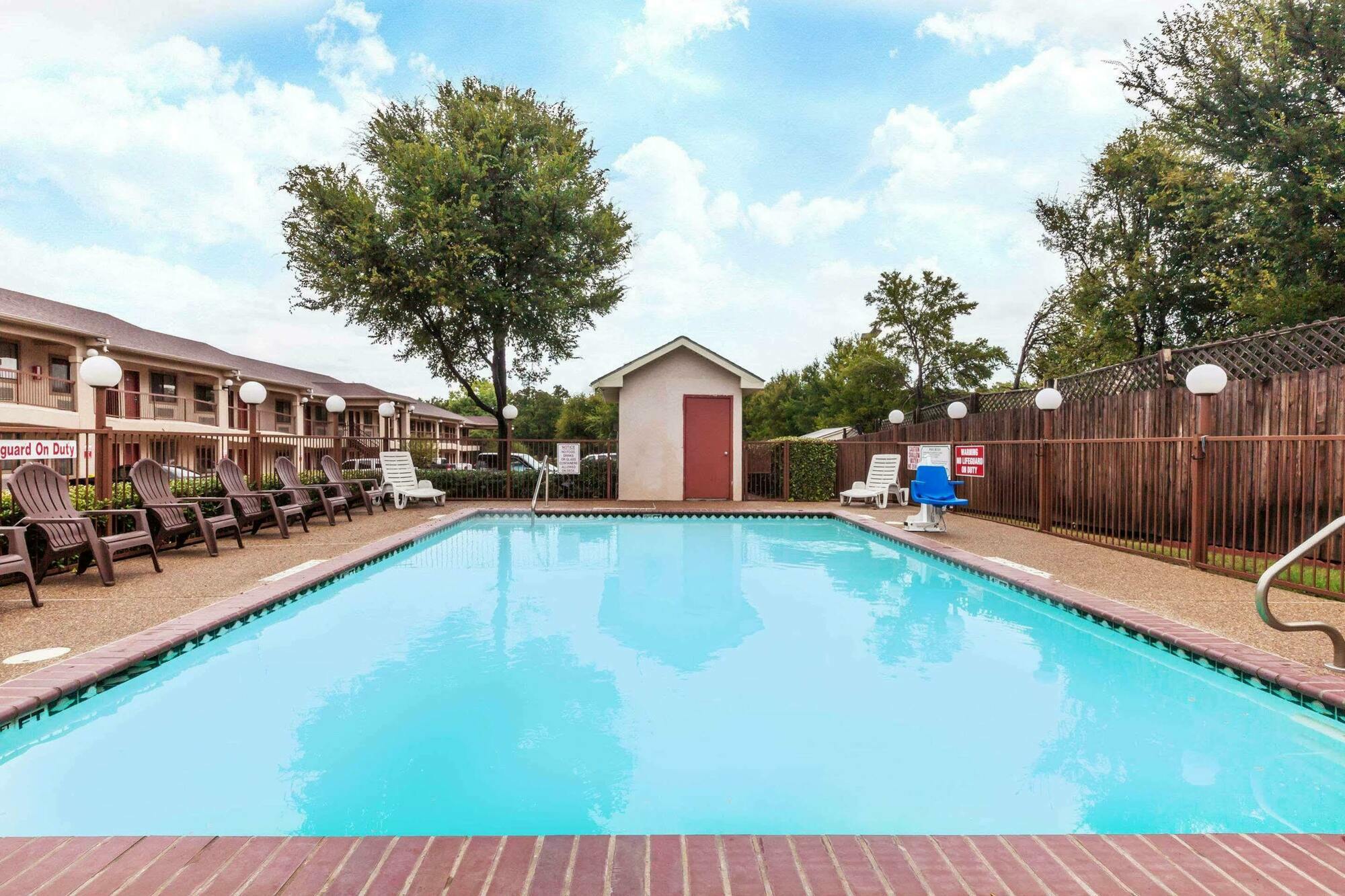 Super 8 By Wyndham Arlington East Hotel Exterior photo
